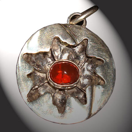 Pendant in sterling silver with a 2ct fire opal