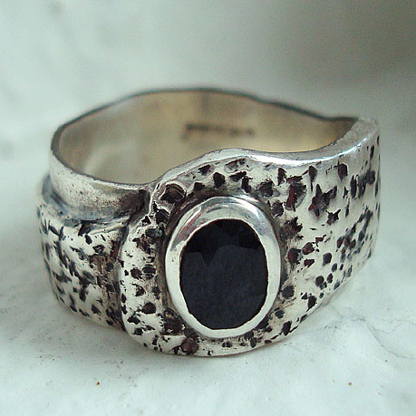 Ring in sterling silver with a sapphire